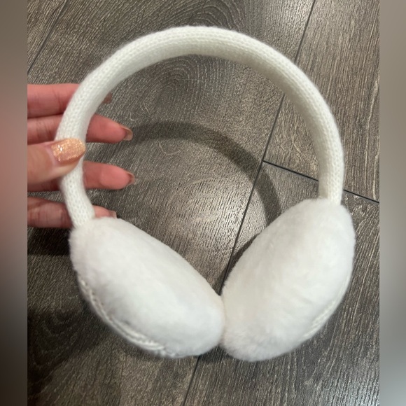 Brand NEW white winter earmuffs with knitted design - Picture 4 of 4